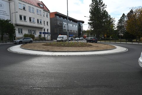 Zmodernizovaná križovatka v Prievidzi ponúka bezpečnejší a bezbariérový pohyb