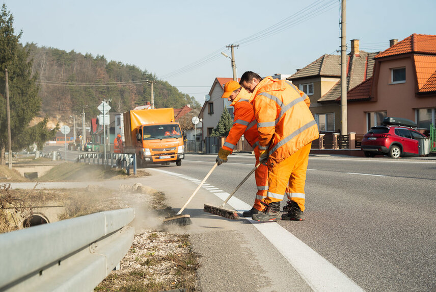 Veľké jarné upratovanie ciest postupne začína