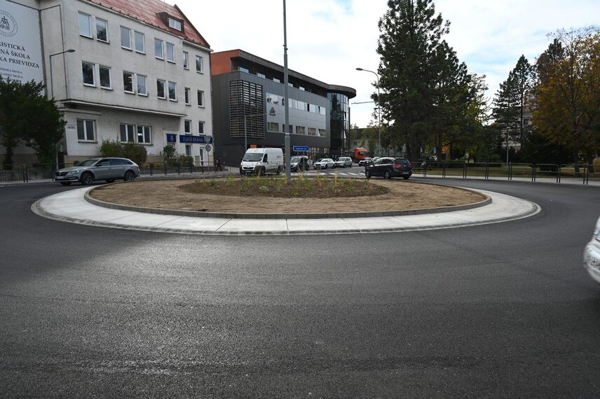 Zmodernizovaná križovatka v Prievidzi ponúka bezpečnejší a bezbariérový pohyb