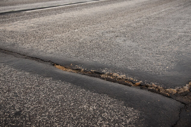 Motoristi sa dočkali, zhotoviteľ naplno spustil práce na rekonštrukcii panelky - TSK_panelka_klepanie_mini__27_of_56_