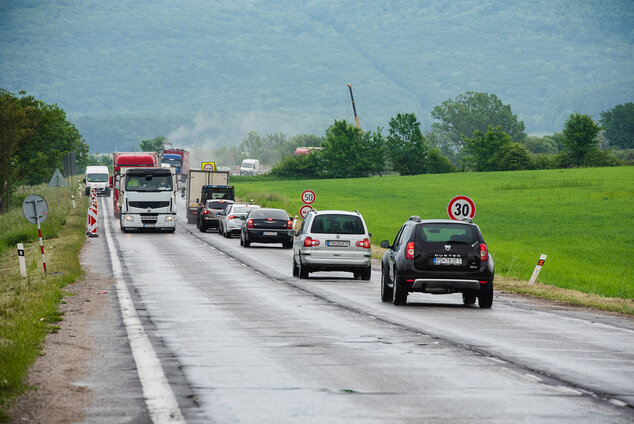 Motoristi sa dočkali, zhotoviteľ naplno spustil práce na rekonštrukcii panelky - TSK_panelka_klepanie_mini__28_of_56_