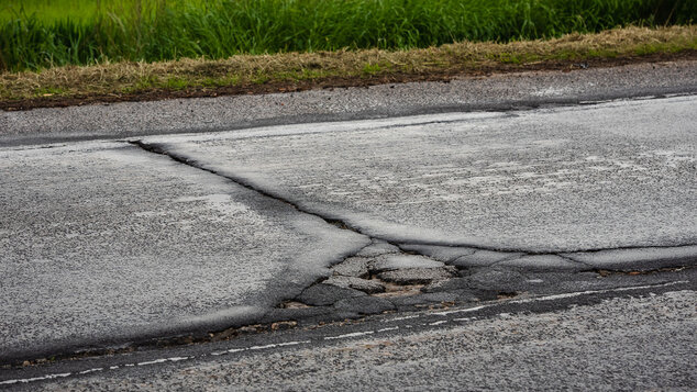 Motoristi sa dočkali, zhotoviteľ naplno spustil práce na rekonštrukcii panelky - TSK_panelka_klepanie_mini__30_of_56_