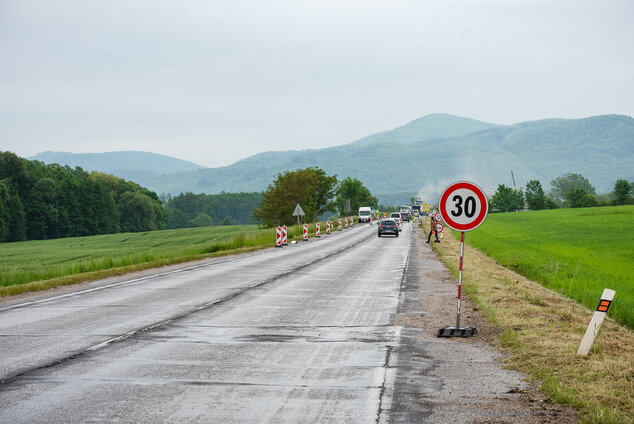 Motoristi sa dočkali, zhotoviteľ naplno spustil práce na rekonštrukcii panelky - TSK_panelka_klepanie_mini__31_of_56_