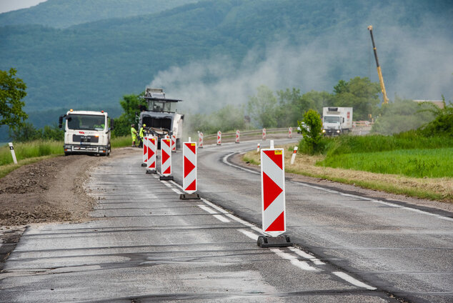 Motoristi sa dočkali, zhotoviteľ naplno spustil práce na rekonštrukcii panelky - TSK_panelka_klepanie_mini__36_of_56_