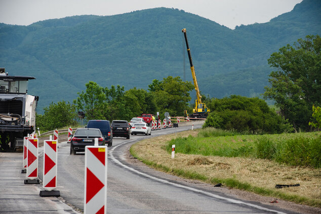 Motoristi sa dočkali, zhotoviteľ naplno spustil práce na rekonštrukcii panelky - TSK_panelka_klepanie_mini__38_of_56_