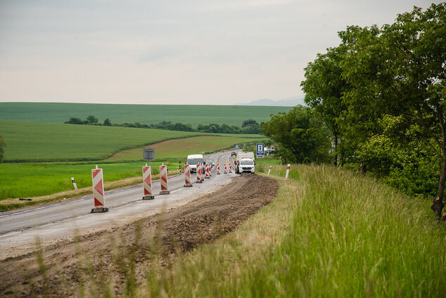 Motoristi sa dočkali, zhotoviteľ naplno spustil práce na rekonštrukcii panelky - TSK_panelka_klepanie_mini__47_of_56_