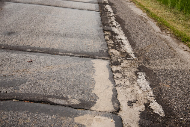 Motoristi sa dočkali, zhotoviteľ naplno spustil práce na rekonštrukcii panelky - TSK_panelka_klepanie_mini__53_of_56_