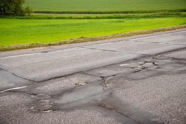 Motoristi sa dočkali, zhotoviteľ naplno spustil práce na rekonštrukcii panelky - TSK_panelka_klepanie_mini__55_of_56_