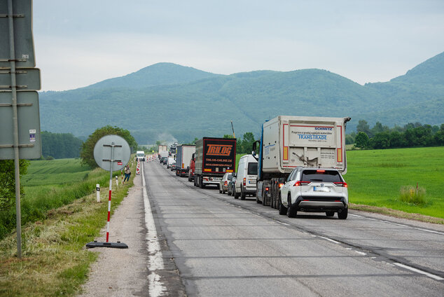 Motoristi sa dočkali, zhotoviteľ naplno spustil práce na rekonštrukcii panelky - TSK_panelka_klepanie_mini__6_of_56_