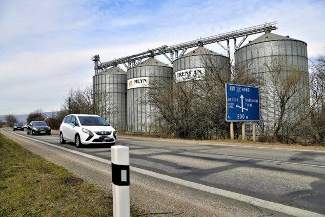 Nájsť optimálne riešenie obchádzkových trás počas rekonštrukcie „panelky“ nebude ľahké - panelka-cesta-Trencin__zdroj_TASR_R._Stoklasa