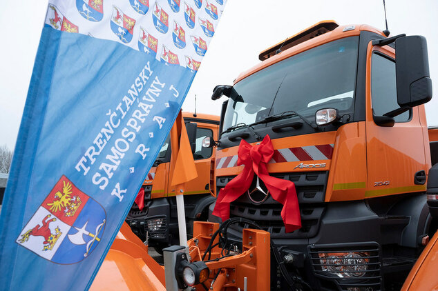 Viac ako 100 kusov techniky a 246 ľudí sa bude starať o zjazdnosť krajských ciest počas zimného obdobia - 20201127_TN_SCTSK_018w