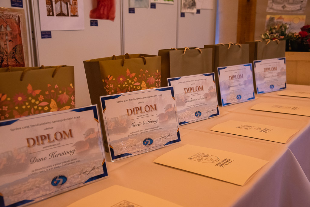 Kraj premiérovo ocenil dlhoročných cestárov Kraj premiérovo ocenil dlhoročných cestárov