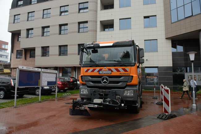 Správa ciest TSK má na zimnú údržbu pripravených 135 mechanizmov a nakúpi 12 500 ton posypového materiálu Správa ciest TSK má na zimnú údržbu pripravených 135 mechanizmov a nakúpi 12 500 ton posypového materiálu